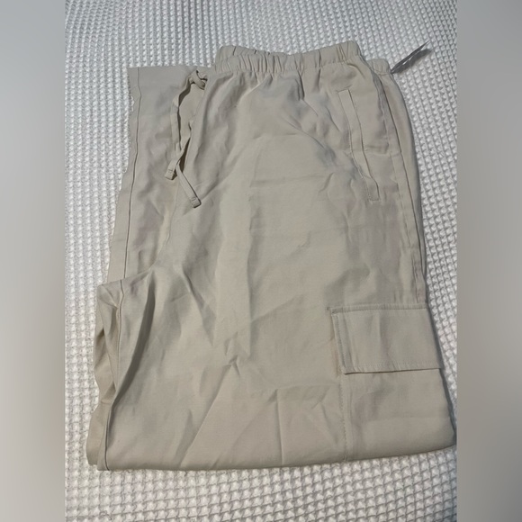 Old Navy Pants - NWT - Old Navy Women’s Extra High-Waisted Drapey Cargo Super Wide-Leg Pants